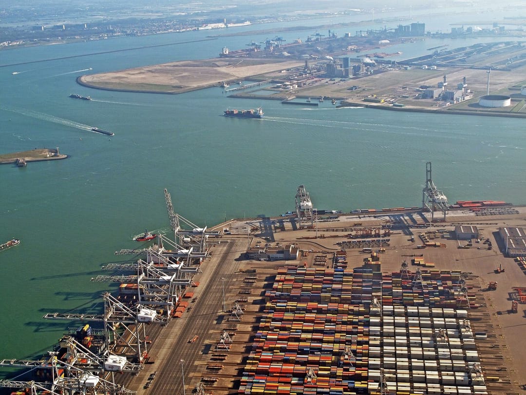 Gestapelde containers op de Maasvlakte