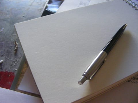 Pen op een vel papier met aantekeningen