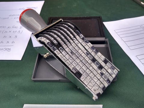 Rubberen stempel op een bureau